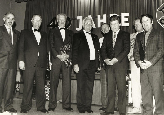 TTC-Vereinschronik 40-Jahre TTC-Herren vor der Bühne