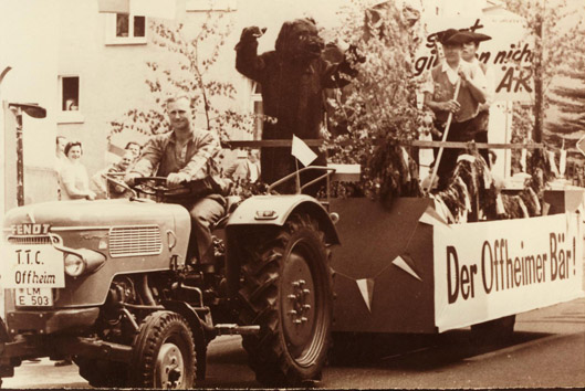 TTC-Vereinschronik Clubwagen mit dem Motto Der Offheimer Bär!