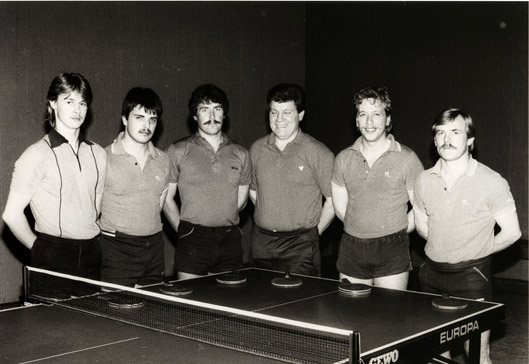 TTC-Vereinschronik Schwarz-Weiß-Aufnahme Mannschaftsgruppenbild vor Tischtennisplatte