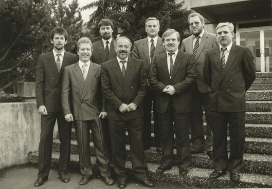 TTC-Vereinschronik Mitglieder im Anzug auf der Treppe vorm Vereinsheim